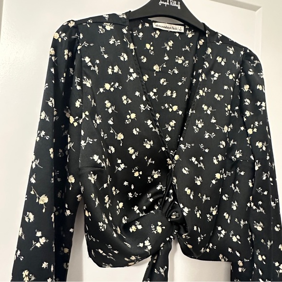 Abercrombie & Fitch Black White Floral Tie Crop Top Size Small - Picture 3 of 15